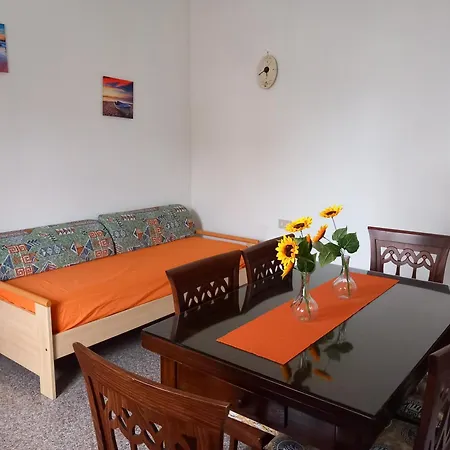 Casa Di Adele Con Giardino Privato A 150 Mt Dal Mare Tatil Evi